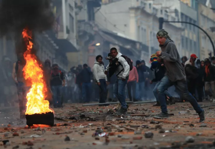 Manifestantes protestan contra las medidas económicas del Gobierno del presidente Lenín Moreno. Foto: EFE.