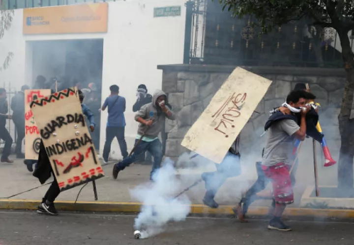 Manifestantes indígenas se toman el edificio de la Asamblea Nacional de Quito. Foto: EFE.