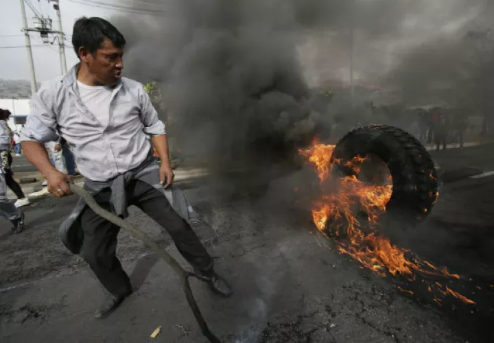 Manifestantes protestan contra las medidas económicas del Gobierno del presidente Lenín Moreno. Foto: EFE.