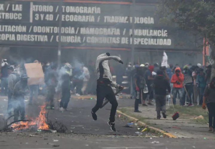 Manifestantes indígenas se toman el edificio de la Asamblea Nacional de Quito. Foto: EFE.