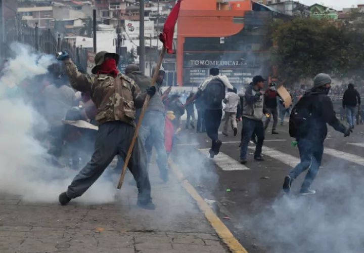 Manifestantes indígenas se toman el edificio de la Asamblea Nacional de Quito. Foto: EFE.