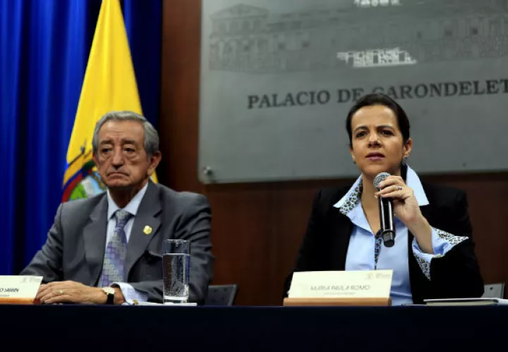 La ministra de Gobierno, María Paula Romo, y el ministro de Defensa, Oswaldo Jarrin (i), confirman detenciones. Foto: EFE.