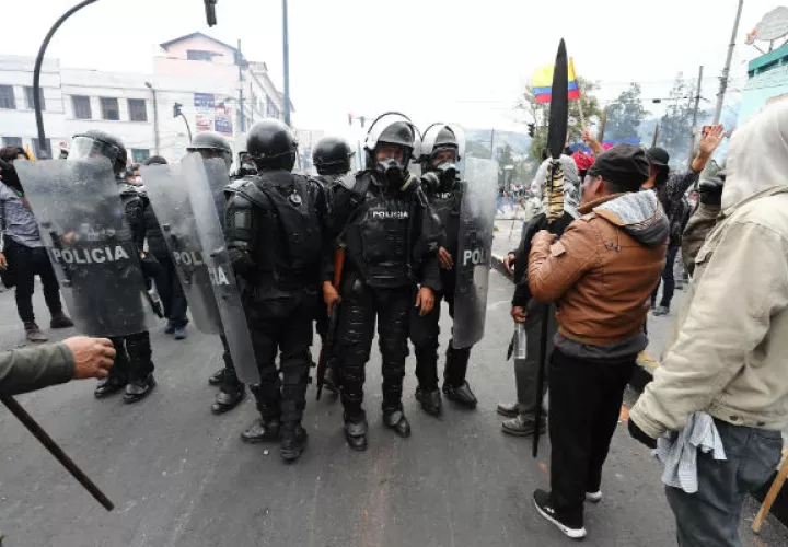 Manifestantes indígenas frente a la policía durante una nueva jornada de protestas en Quito. Foto: EFE.