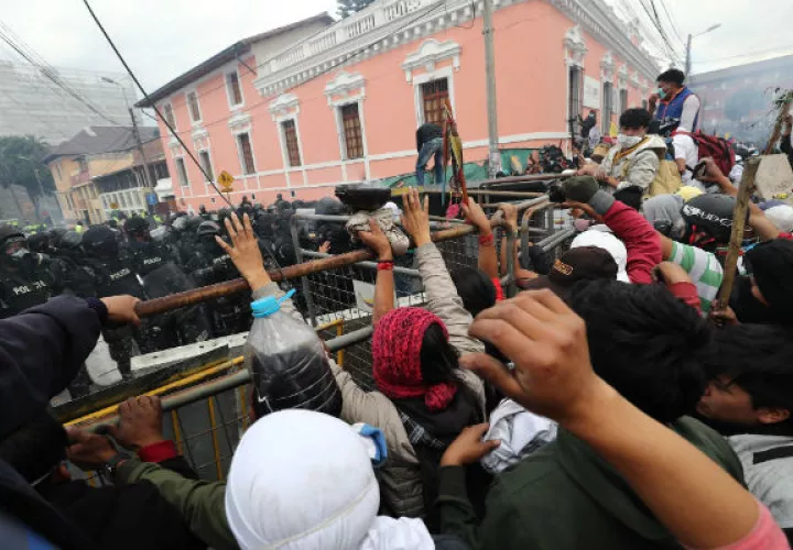 Manifestantes indígenas frente a la policía durante una nueva jornada de protestas en Quito. Foto: EFE.