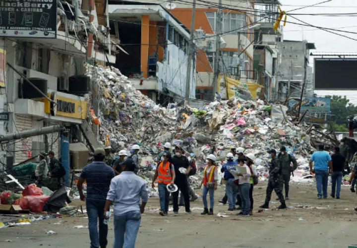 El sismo de 7,5 ocurrió a las 05.17 hora local (10.17 GMT), a una profundidad de 107,27 kilómetros y a 122,85 kilómetros de la ciudad de Macas, en el oeste de Ecuador.