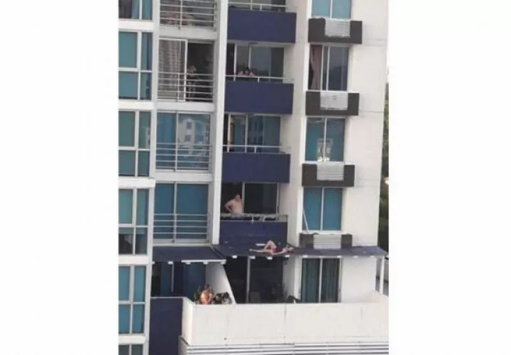 Una pareja cae desde el balcón de un edificio en Carrasquilla; están delicados, pero con vida. Foto: Tomada de El Siglo.