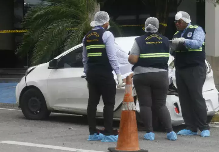 Autoridades no descartan crimen en caso del hombre que cayó del PH Sky en la Avenida Balboa. Foto: Edwards Santos.