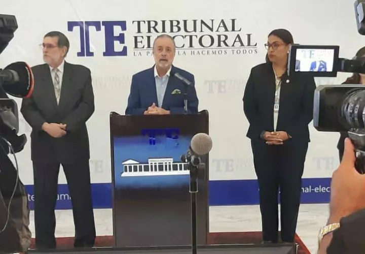 El magistrado del Tribunal Electoral, Eduardo Valdés Escoffery, habla con los periodistas en conferencia de prensa. 