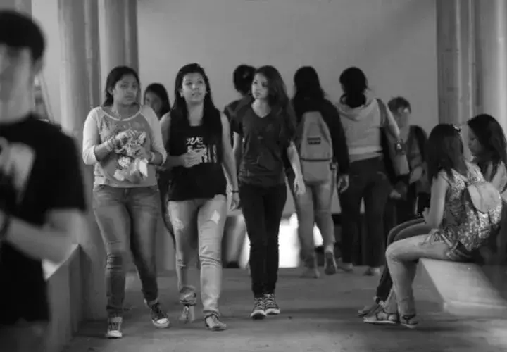 En las aulas de centros de estudios superiores pagados hay una mezcla entre profesionales y estudiantes recién graduados. Foto: Archivo
