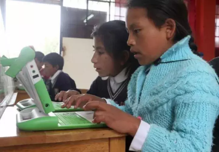 La incorporación de computadores portátiles o tabletas debe ir acompañada de una formación que articule el acceso a los equipos con estrategias de uso guiado. Foto: EFE.