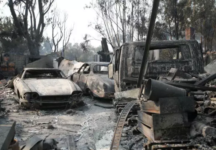 Las mejores condiciones meteorológicas de este sábado, porque el viento no ha soplado con la extrema intensidad de las dos jornadas anteriores, han concedido una breve tregua a los bomberos en la lucha contra la conflagración.