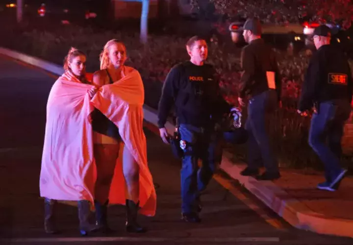 El autor del tiroteo, del que se desconoce la identidad, también fue encontrado muerto en el interior del bar Borderline.