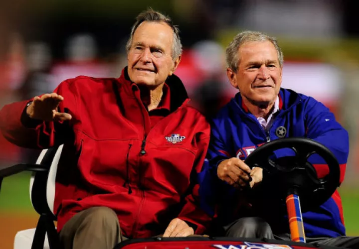 Desde la Casa Blanca, Bush "41" lideró el fin de la Guerra Fría, la primera guerra del Golfo y la invasión de Panamá mientras la Unión Soviética se derrumbaba y Alemania se reunificaba.