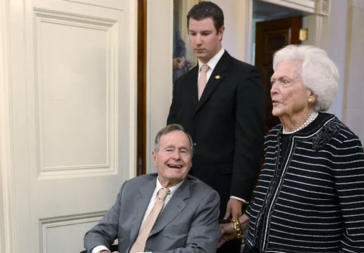 Bush sufría un tipo de parkinson que le impedía caminar y lo tuvo en silla de ruedas en sus últimos años de vida.