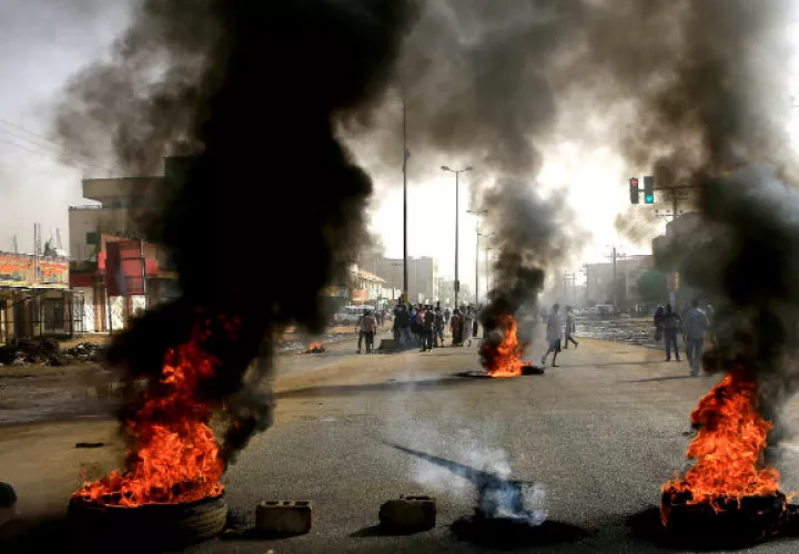 Manifestantes en las calles el día que soldados sudaneses masacraron a docenas de opositores en Jartum. Foto/ Reuters.