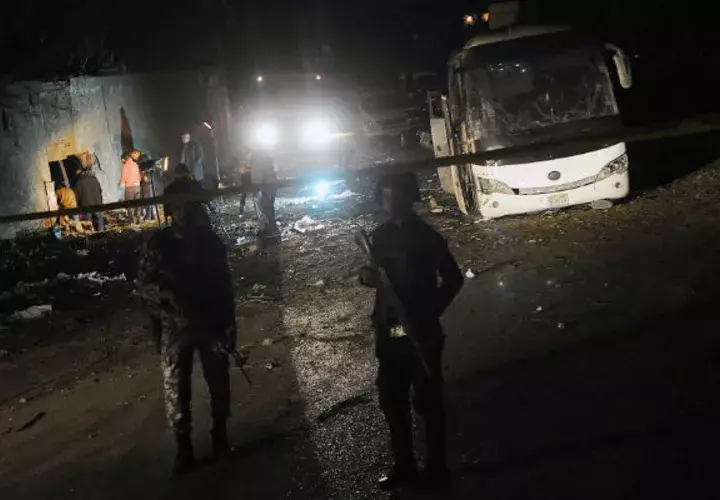 La Policía abatió a otros 16 supuestos terroristas en una operación en la zona de Abne al Guiza, en la carretera al oasis de Guiza, al oeste de la capital egipcia.