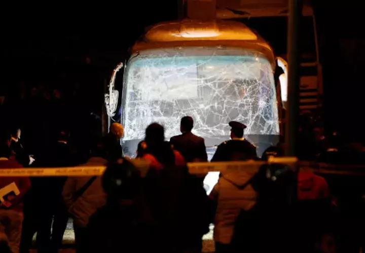 Cuerpos de seguridad egipcios observan los daños en el autobús. Foto: EFE.