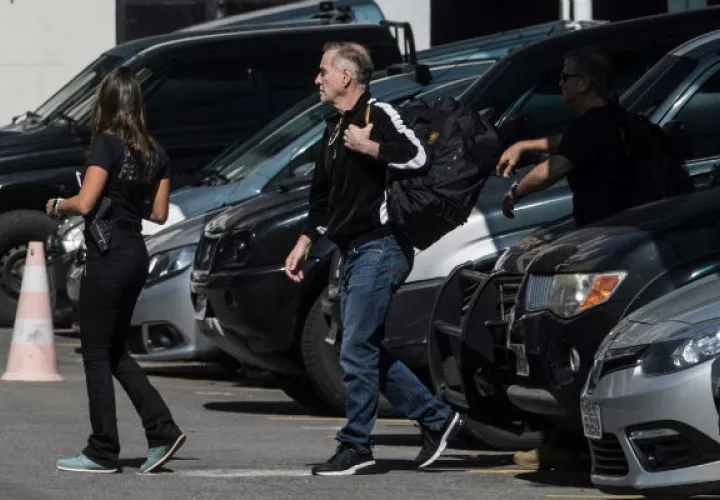 El empresario Eike Batista (c) camina escoltado por dos oficiales de policía en Río de Janeiro. Foto:EFE.