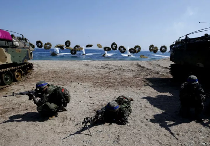 En ambos ejercicios militares participaban miles de soldados de Estados Unidos y de Corea del Sur, así como contingentes de Australia, el Reino Unido y Francia, entre otros. FOTO/AP