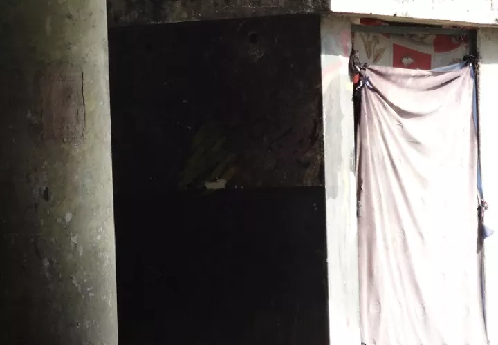 El baño de los que habitan bajo el puente vehicular de Transístmica, cerca del Seguro Social. Foto: Rosalina Orocú Mojica