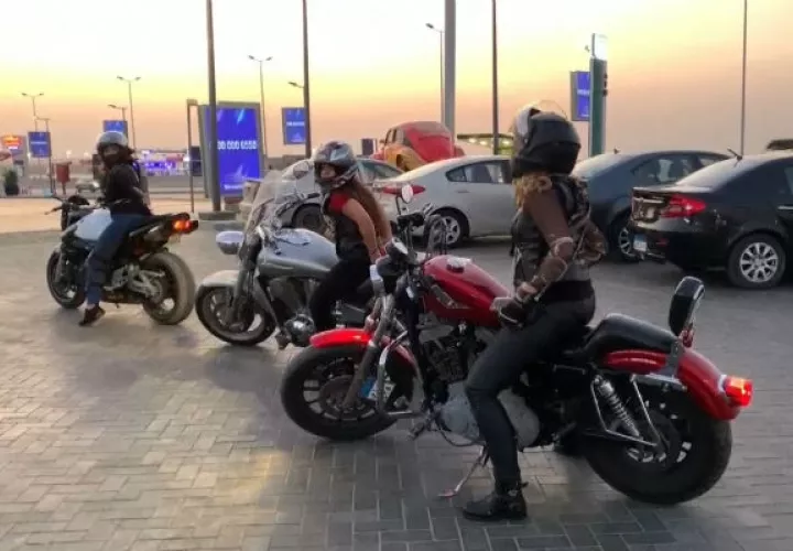"Es tan sólo cuestión de dejar atrás las reglas de género, porque hoy de verdad que las mujeres pueden ser cualquier cosa que ellas quieran ser”, afirma sonriente Salem sobre el manillar de su moto.