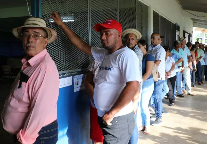 Los electores de El Calabacito, en Los Pozos de Herrera, acudieron a votar desde temprano para elegir a su representante. Foto @tepanama