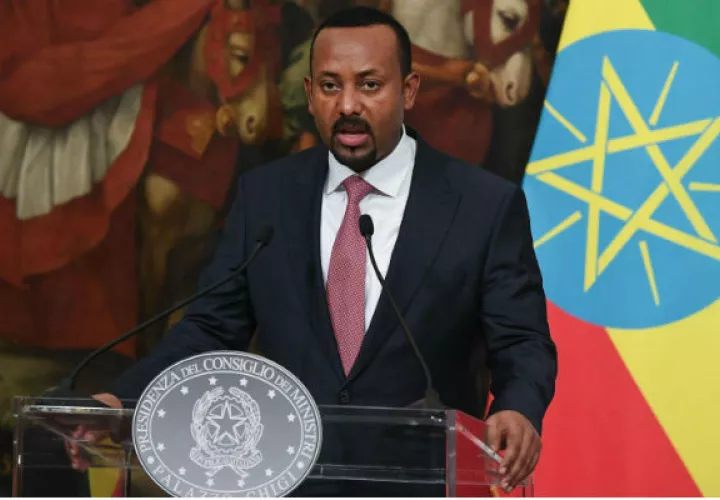 El fiscal general regional, Migbaru Kebede, resultó a su vez herido y, según fuentes oficiales, recibe tratamiento médico.