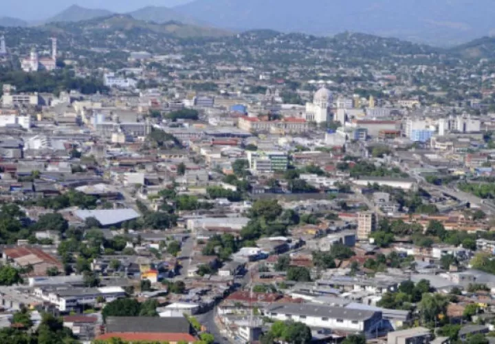 El Salvador estaría en "vísperas de una crisis fiscal de gran envergadura"