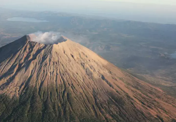 El volcán Chaparrastique, en el este de El Salvador, registró una emisión de "pulsos" de gases entre la noche del lunes y hoy.