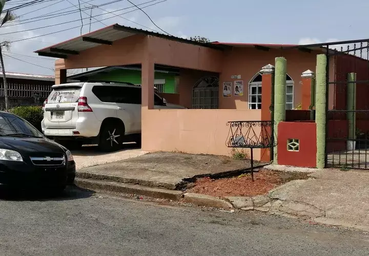 En esta casa, ubicada en el Residencial El Tecal, en el corregimiento de Vista Alegre, se cometió el triple homicidio, el domingo 31 de marzo de 2019. Foto: Eric Montenegro