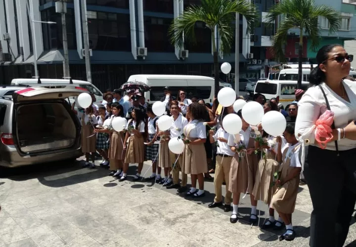 Estudiantes del centro educativo de Veracruz formaron una calle de honor en las afueras de la Basílica Menor Don Bosco. Foto Yai Urieta