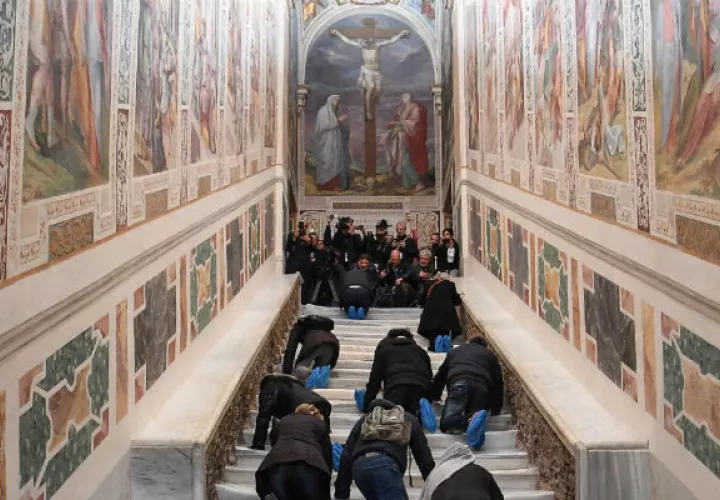 En un primer momento la escalera se encontraba en un pórtico fuera del palacio Lateranense, sede papal antes del Vaticano, pero fue Sixto V quien en 1589 ordenó construir un edificio específico para albergarla dada su ya extendida veneración.