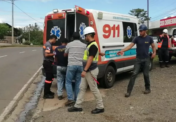  Fue auxiliado por paramédicos del Sistema Único de Manejo de Emergencias (Sume) 911. Foto: Eric A. Montenegro