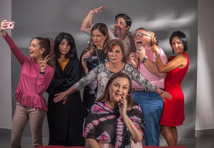 Elenco de 'Una espina en el zapato', que estrenará en mayo Teatro En Círculo: Valeria Luna, Masof Sayavedra, Larissa Morales, Enrique Pareja, Ricardo Martino, Gloryana Reyes, y en el centro Cloty Luna parada detrás de Nilena Zisópulos. Foto: Enrique Pareja