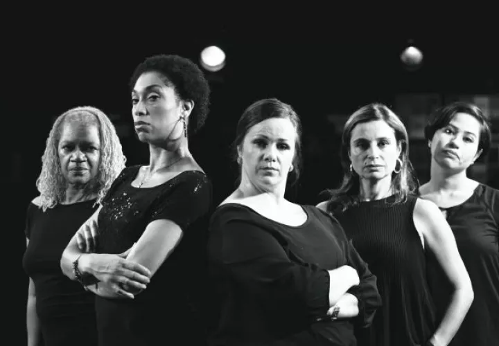 Elenco de Ladies at the Alamo: Joyce Barr, Odette Versailles, Tevia Brooks, Beatriz Martin y María José Rojas. Odette encarna a  Dede Cooper. Cortesía Theatre Guild.