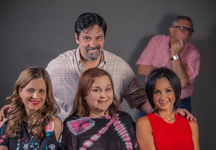 Parte del elenco de la comedia dramática "Una espina en el zapato", que dirige Hannia Woodman en Teatro En Círculo. Foto: Enrique Pareja.
