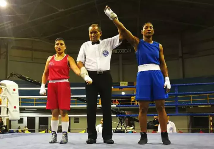 Elisa Williams con el brazo arriba en señal de victoria. Foto Cortesía