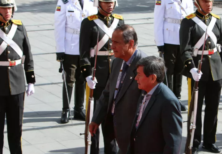 Los negociadores de los diálogos de Paz entre la guerrilla del ELN, Pablo Beltrán y del Gobierno de Colombia, Camilo Restrepo. FOTO/EFE