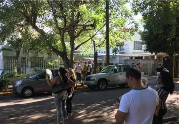 Los curiosos se acercaron a la embajada panameña para interesarse por el nuevo carné de compras. Foto: 14 y medio.