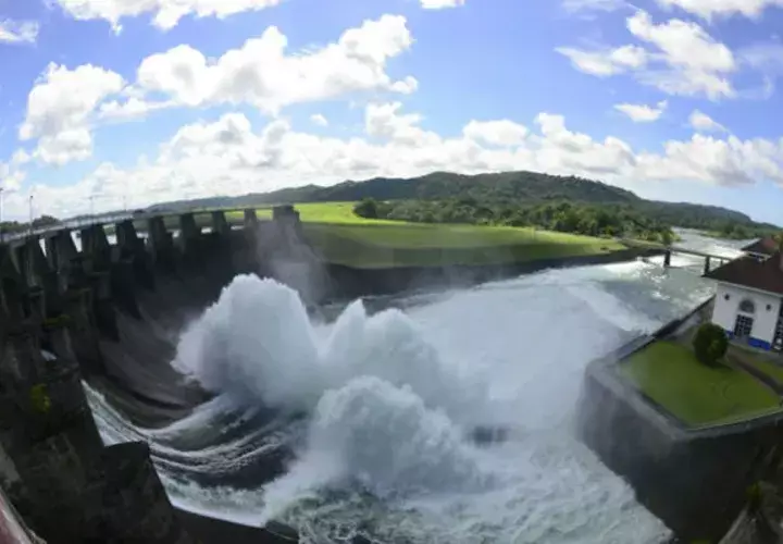 Las operaciones de vertido preventivo se hacen para mantener el nivel de los embalses a elevaciones seguras y evitar inundaciones.