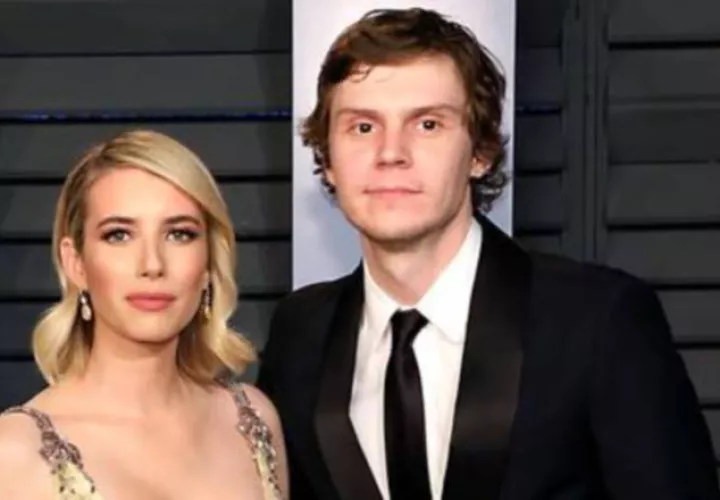 Emma Roberts y Evan Peters.