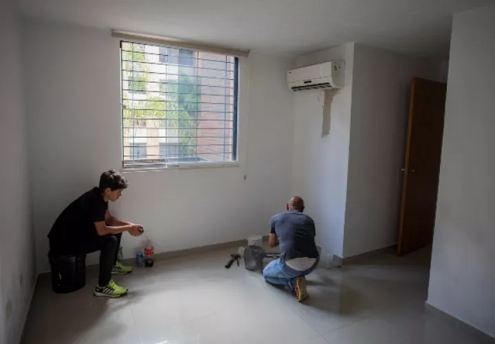 Ofrecen sus servicios para cuidar viviendas, realizar trámites, cuidar a los ancianos entre otras funciones. FOTO/EFE