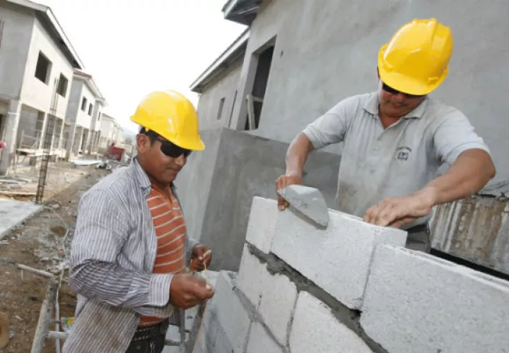 Entre el personal técnico que las empresas del sector demandan se encuentran los albañiles. /Foto: Archivo