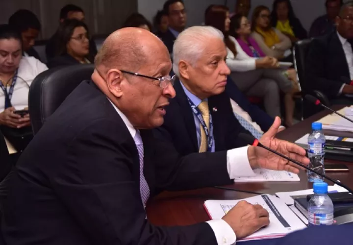 El ministro Alexander presentó el proyecto ayer a la Asamblea. Foto de archivo