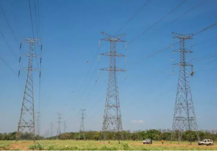 Algunos de los beneficios que tendrá el país con la construcción de la cuarta línea de transmisión es la confiabilidad, eficiencia, capacidad y la generación de energía renovables. Foto/Archivo