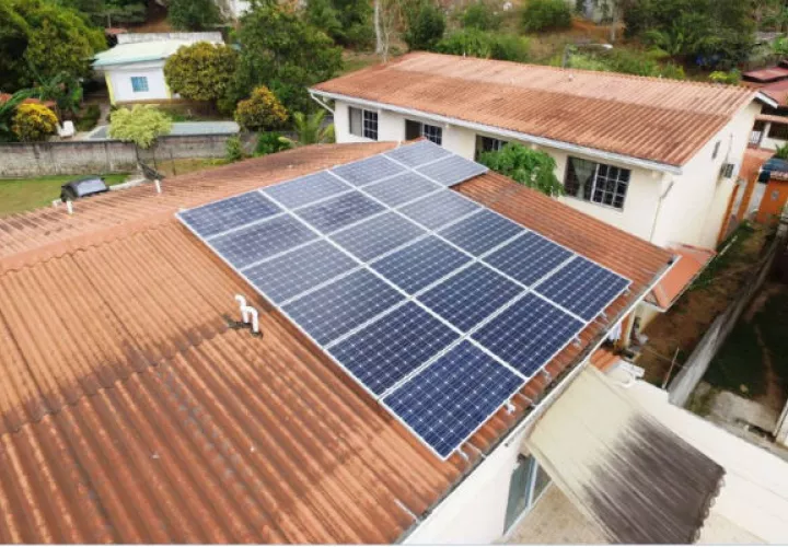 Hoy día se cuenta con el parque eólico ubicado en Penonomé, provincia de Coclé, y el parque solar Ikakos, en provincia de Chiriquí, con una potencia de 40 megavatios (MW).