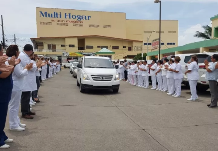 Una calle de honor recibió la carroza en el hospital de Chitré. Foto/Thays Dominguez
