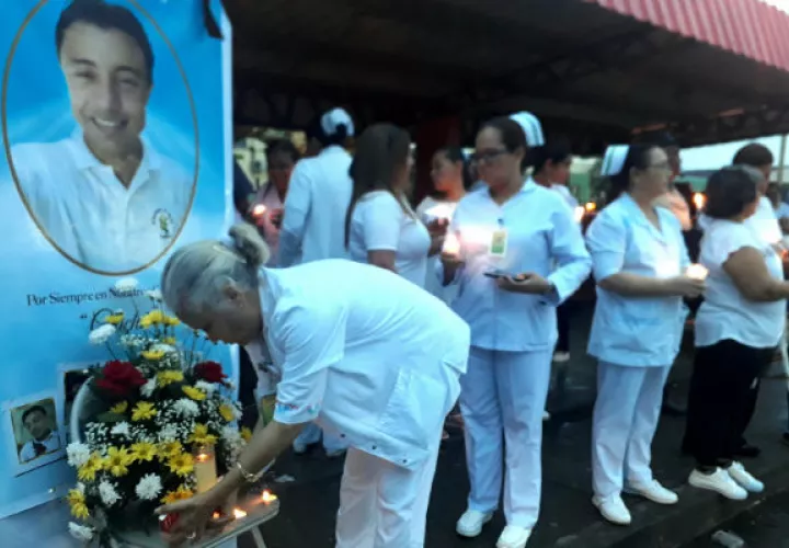 En silencio, y vestidos de blanco, se realizó la vigilia del personal de salud. Foto: Thays Domínguez. 