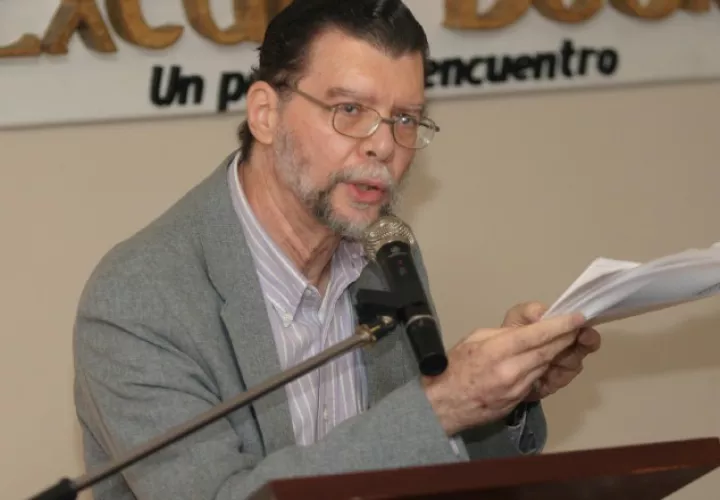 Enrique Jaramillo Levi, escritor panameño, presentará dos libros durante la edición de este año de la Feria Internacional del Libro de Panamá. Foto: Panamá América.