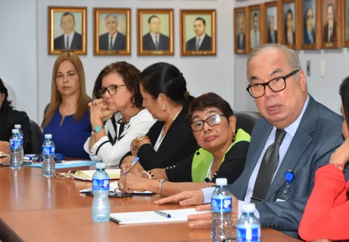 El director de la CSS, Enrique Lau Cortés, en la reunión con las asociaciones de pacientes con enfermedades crónicas y degenerativas. Foto Cortesía
